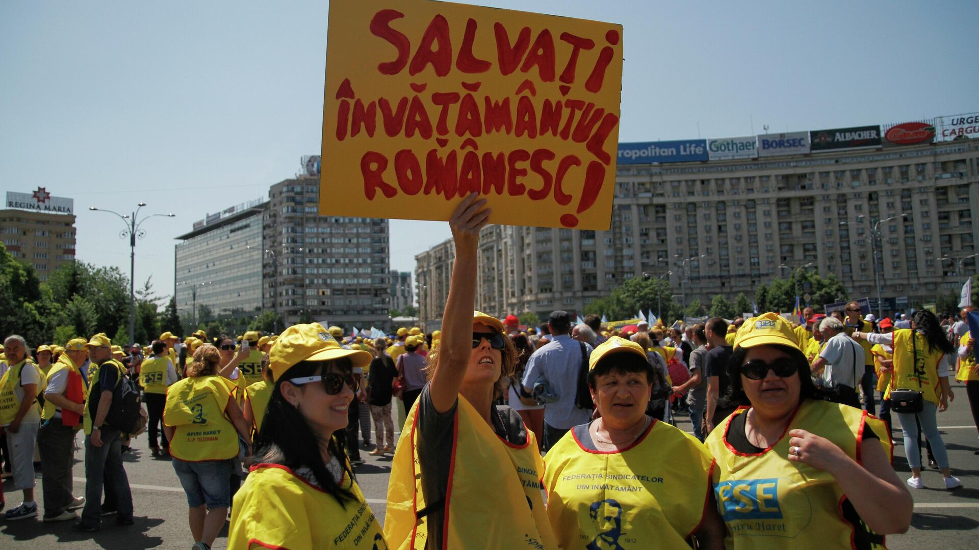 Protestul sindicatelor din invatamant in care se solicita Guvernului legi de salarizare echitabil, miercuri, 1 iunie 2016. Inquam Photos / Adriana Neagoe - Sputnik Moldova-România, 1920, 06.12.2021
