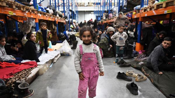 Девочка в центре временного содержания мигрантов, оборудованном в логистическом центре в пункте пропуска Брузги, на белорусско-польской границе - Sputnik Молдова