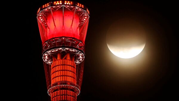 Луна рядом с самой высокой в мире телебашней Tokyo Skytree во время частичного лунного затмения в Токио, Япония - Sputnik Moldova-România