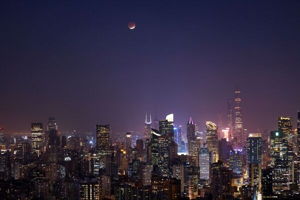 Eclipsă de Lună deasupra orizontului în orașul Shanghai, 19 noiembrie 2021, China. - Sputnik Moldova-România