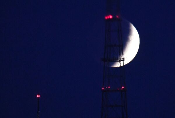 Luna în timpul eclipsei în orașul Vladivostok. Aceasta este cea mai lungă eclipsă parțială de Lună din secolul al XV-lea, care a durat 3 ore și 28 de minute (de la 10:20 la 13:48, ora Moscovei) Poate fi numită o eclipsă de Lună „aproape totală”, deoarece aproape întreaga Lună va intra în conul de umbră Pământului. O mare parte din discul lunar a căpătat o nuanță roșietică. - Sputnik Moldova-România
