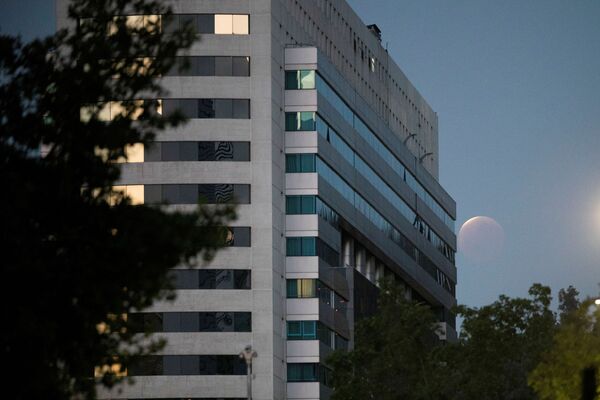 O eclipsă parțială de lună numită „Lună de sânge” este văzută în Santiago, 19 noiembrie 2021, Chile. - Sputnik Moldova-România