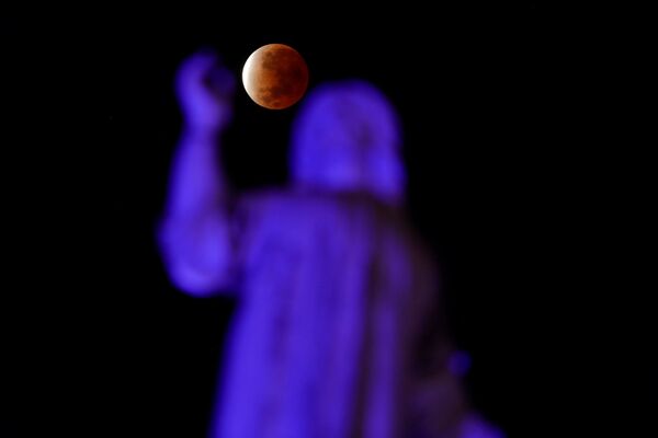 Luna în timp ce intră în conul de umbră a Pământului. Eclipsă parțială de Lună văzută din San Salvador,  19 noiembrie 2021, Salvador. - Sputnik Moldova-România