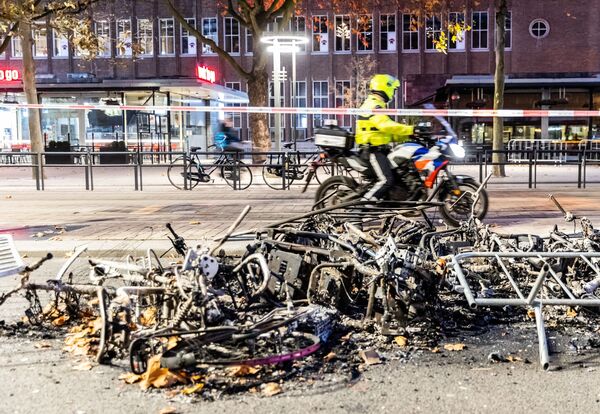 Сгоревший транспорт после протеста в Роттердаме против введенных ограничений. - Sputnik Молдова