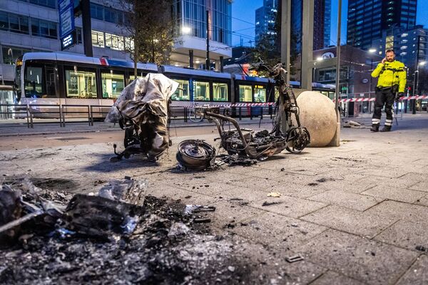 Сгоревший в результате протеста электросамокат. - Sputnik Молдова