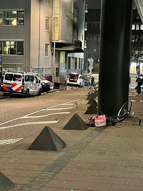 Поврежденные полицейские автомобили после протеста в Роттердаме. - Sputnik Молдова