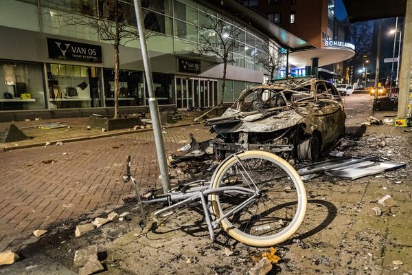 Сгоревшие в ходе протеста велосипед и автомобиль. - Sputnik Молдова