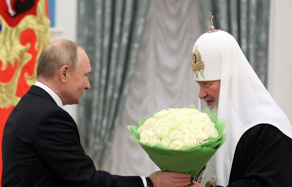Președintele Rusiei, Vladimir Putin, l-a decorat pe Sanctitatea Sa Patriarhul Chiril cu ordinul „Sfântul Apostol Andrei cel Întâi Chemat” - Sputnik Moldova-România