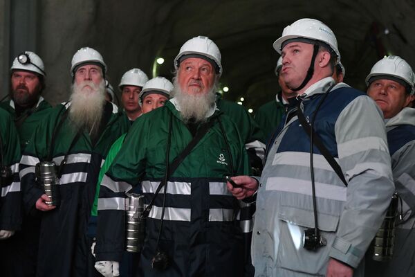 Patriarhul Chiril al Moscovei și al Întregii Rusii (centru) vizitează mina Kirovsky în cadrul vizitei sale în regiunea Murmansk - Sputnik Moldova-România