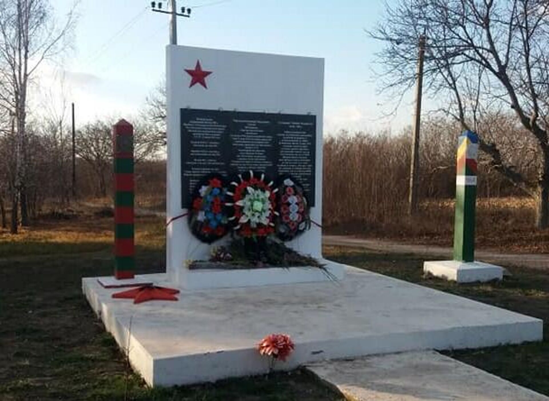 Гранитные плиты венчает пятиконечная звезда, а рядом установлены два пограничных столба - Sputnik Молдова, 1920, 22.11.2021