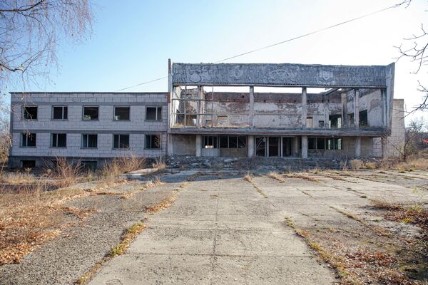 Orașul Frunză pare acum o fantomă din blocuri părăsite, case ruinate și geamuri sparte - Sputnik Moldova