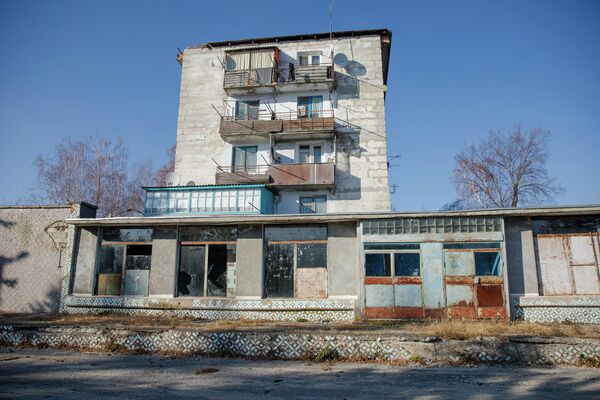 Doar 600 de bătrâni au mai rămas în acest loc parcă uitat de lume - Sputnik Moldova