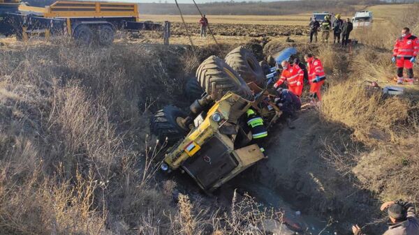Un bărbat a murit după ce tractorul în care se afla s-a răsturnat într-un șanț la Leova - Sputnik Moldova