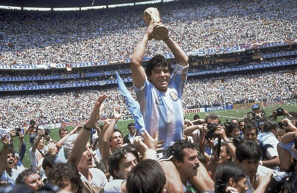 Диего Марадона держит трофей своей команды после победы Аргентины, 1986 год. - Sputnik Молдова