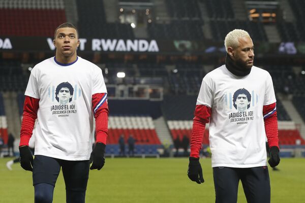 Игроки ПСЖ Неймар и Килиан Мбаппе в футболке с лицом Диего Марадоны во время тренировки в Париже, Франция. - Sputnik Молдова