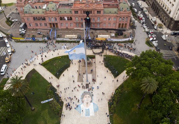Люди выстраиваются в очередь на поминках Диего Марадоны в президентском дворце в Буэнос-Айресе, Аргентина. - Sputnik Молдова