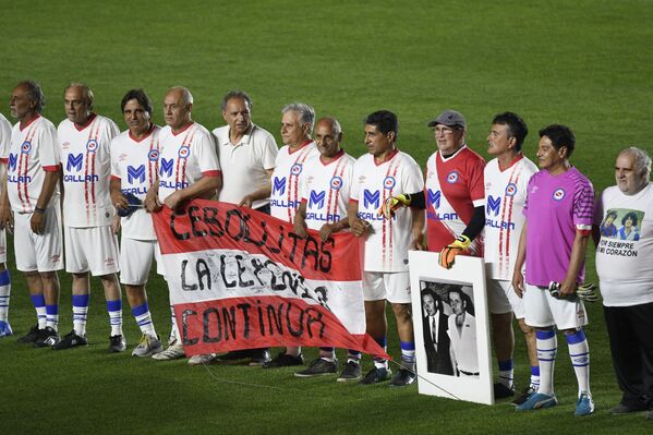 Бывшие игроки Cebollitas перед началом трибьют-матча в честь Диего Марадоны на стадионе клуба Argentinos Juniors в Буэнос-Айресе. - Sputnik Молдова
