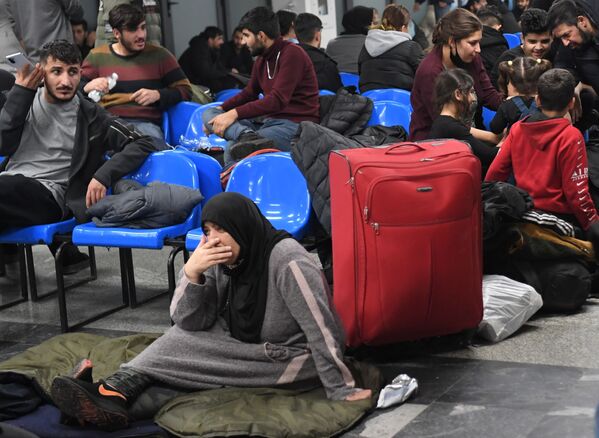 Беженцы в международном аэропорту Минска в ожидании вывозных рейсов авиакомпании Iraqi Airways, организующей несколько рейсов для возвращения желающих в Ирак. - Sputnik Молдова