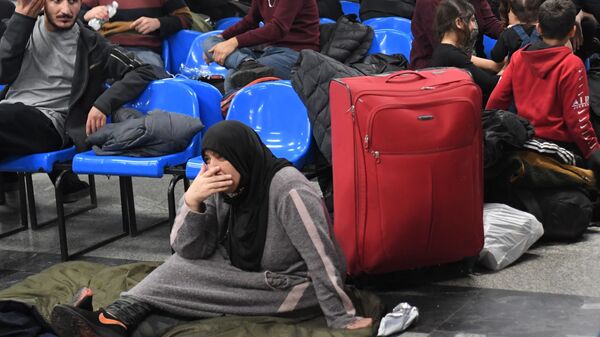 Беженцы в международном аэропорту Минска в ожидании вывозных рейсов авиакомпании Iraqi Airways - Sputnik Молдова