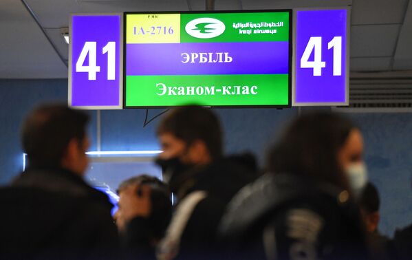 Десятки беженцев в международном аэропорту Минска. - Sputnik Молдова