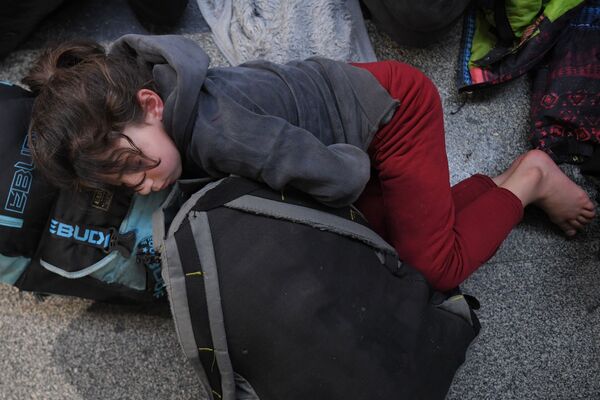 Ребенок беженцев спит в международном аэропорту Минска. - Sputnik Молдова