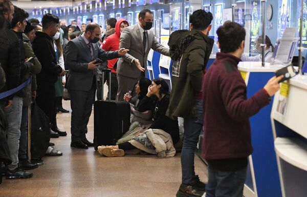 Беженцы в очереди на регистрацию в международном аэропорту Минска. - Sputnik Молдова