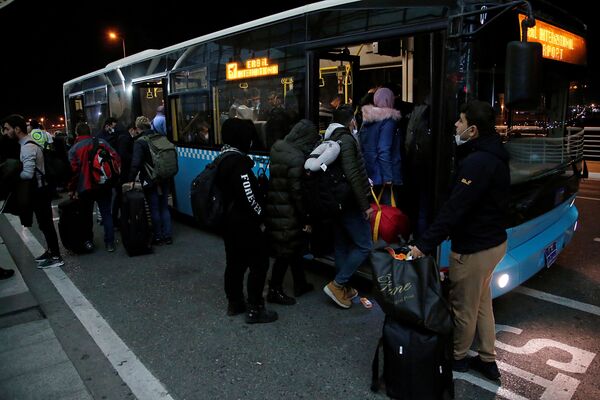 Иракские беженцы садятся в автобус после прибытия в Ирак. - Sputnik Молдова