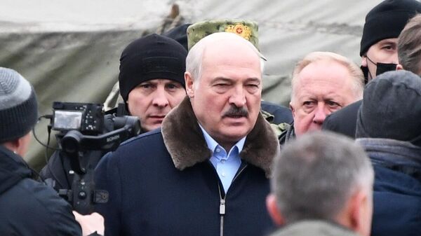 Президент Белоруссии А. Лукашенко посетил лагерь мигрантов на границе - Sputnik Молдова