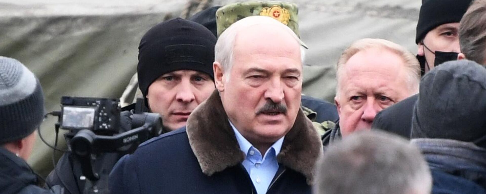 Президент Белоруссии А. Лукашенко посетил лагерь мигрантов на границе - Sputnik Молдова, 1920, 26.11.2021