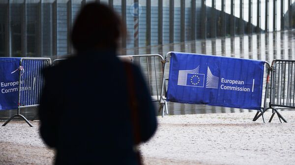 Логотип Евросоюза на ограждении возле здания штаб-квартиры Европейского парламента в Брюсселе. - Sputnik Молдова