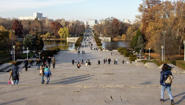 Parcul Carol I din București a fost luat cu asalt de oamenii dornici de plimbare. - Sputnik Moldova-România