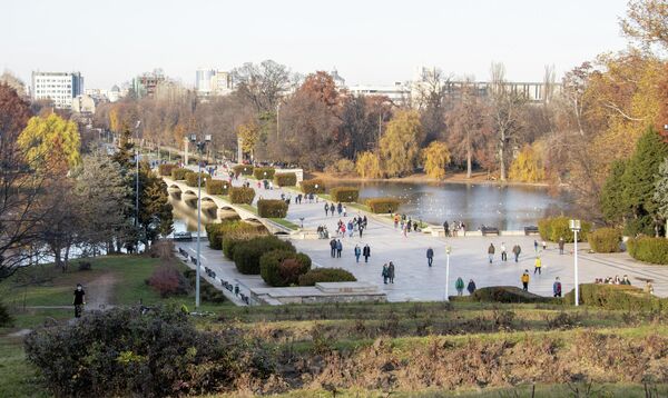 Parcul Carol I din București, privire de ansamblu: există multă vegetație, cu toate că suntem la finalul lui noiembrie. Oamenii se plimbă. - Sputnik Moldova-România