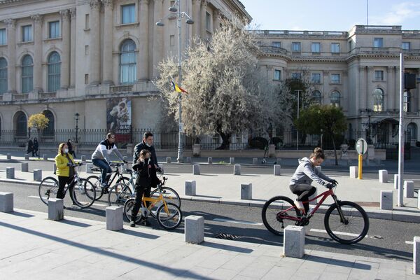 Bucureștenii au profitat de vremea frumoasă pentru a da o tură cu bicicletele prin Capitală. - Sputnik Moldova-România