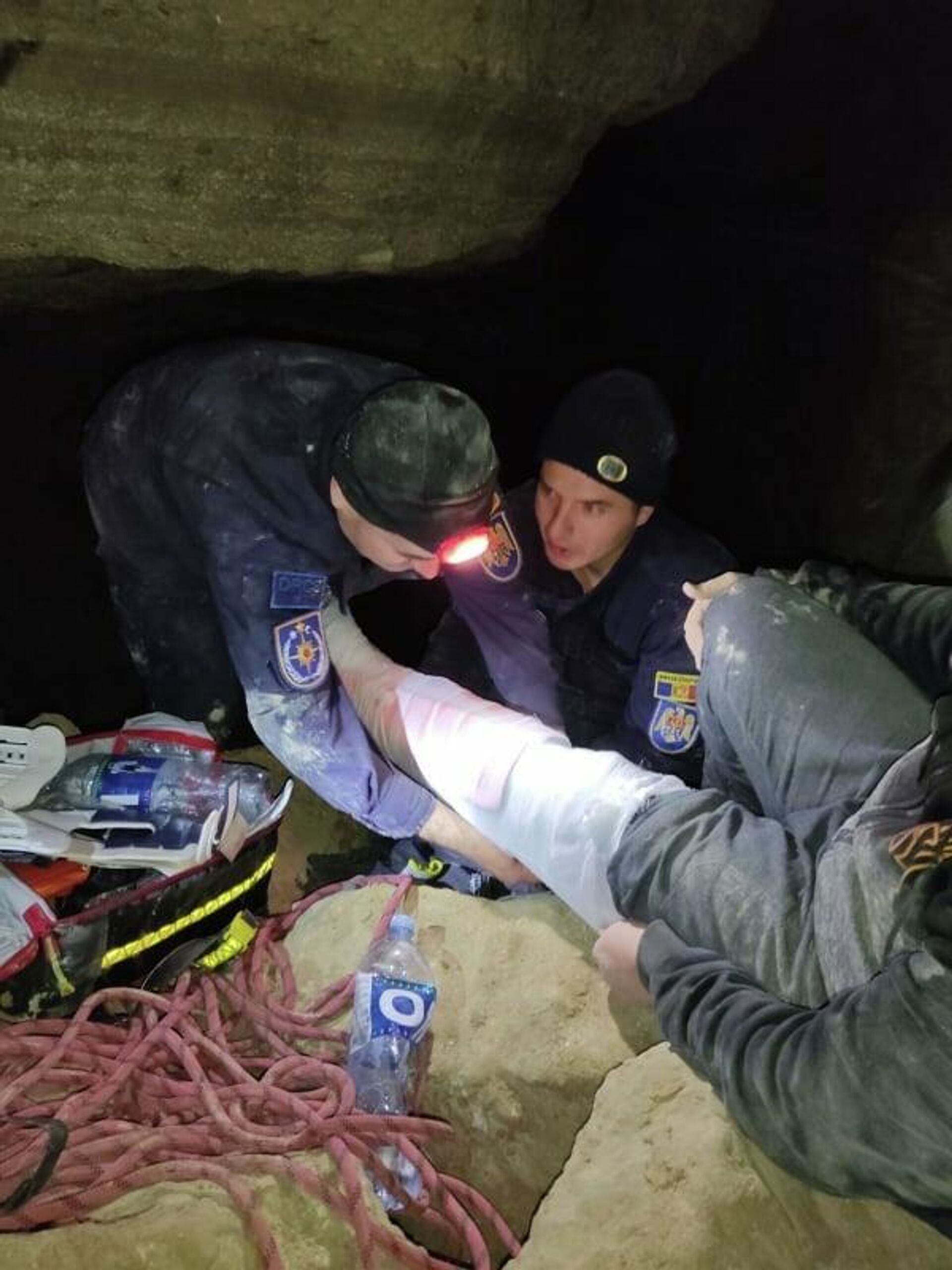 Спасатели вызволили пострадавшего из пещеры “Сюрпризная” в Криулянском районе - Sputnik Moldova, 1920, 29.11.2021