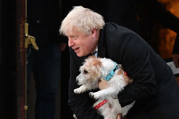 Премьер-министр Великобритании Борис Джонсон со своей собакой Дилин в Лондоне. - Sputnik Молдова
