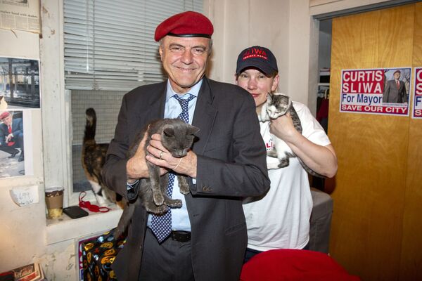 Кандидат в мэры Нью-Йорка от республиканцев Кертис Слива и жена Нэнси Слива со своими кошками. - Sputnik Молдова