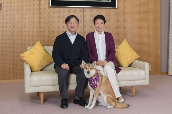 Наследная принцесса Японии Масако и ее супруг, наследный принц Нарухито, позируют со своей собакой Юри во Дворце Тогу в Токио, 2018 год. - Sputnik Молдова