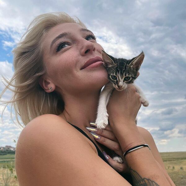 Настя Ивлеева с котенком. - Sputnik Молдова