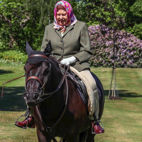 Королева Елизавета II на лошади. - Sputnik Молдова