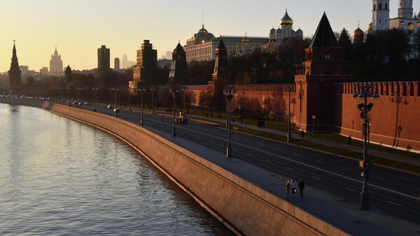 Вид на Кремль и Кремлевскую набережную с Большого Москворецкого моста в Москве. - Sputnik Молдова