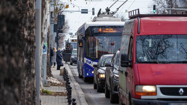 На каком из видов транспорта предпочитают ездить в Молдове: данные статистики - Sputnik Молдова