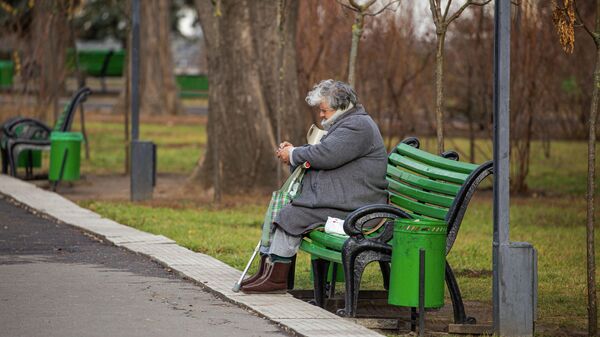 Пожилая женщина на скамейке в центральном парке Кишинева  - Sputnik Молдова