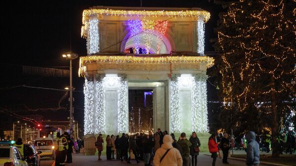 В Кишиневе зажгли огни на главной ёлке страны - Sputnik Молдова