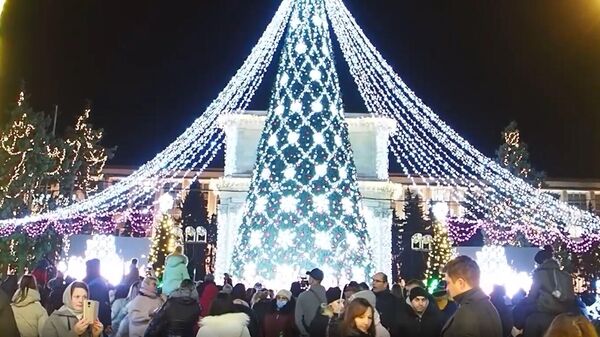 Start sărbătorilor de iarnă: Pomul de Crăciun, inaugurat în Chișinău - Sputnik Moldova