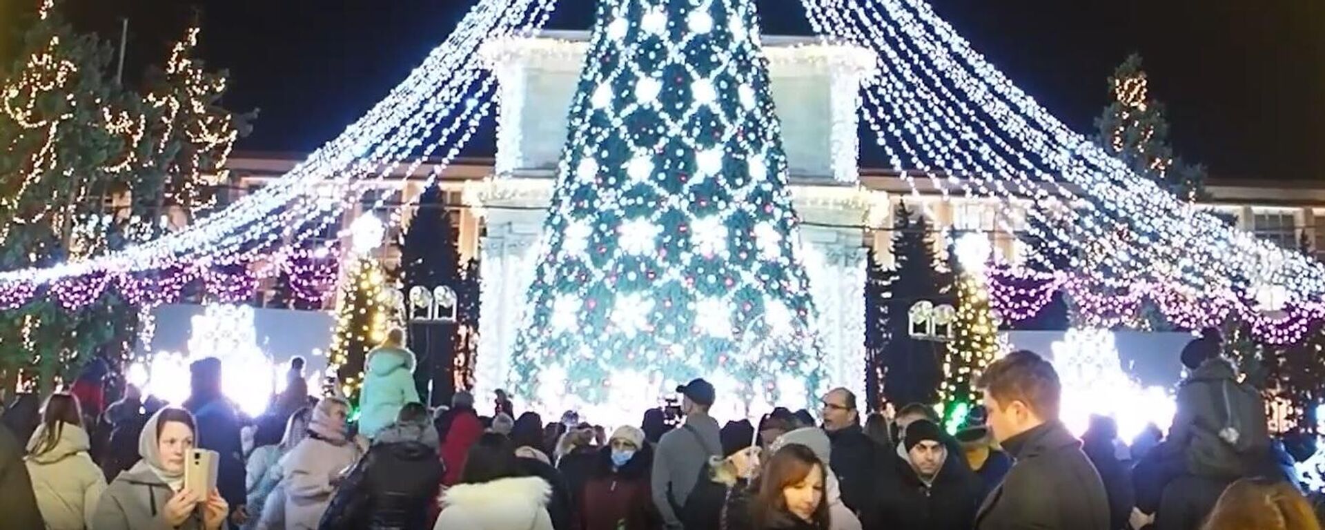Start sărbătorilor de iarnă: Pomul de Crăciun, inaugurat în Chișinău - Sputnik Moldova, 1920, 01.12.2021