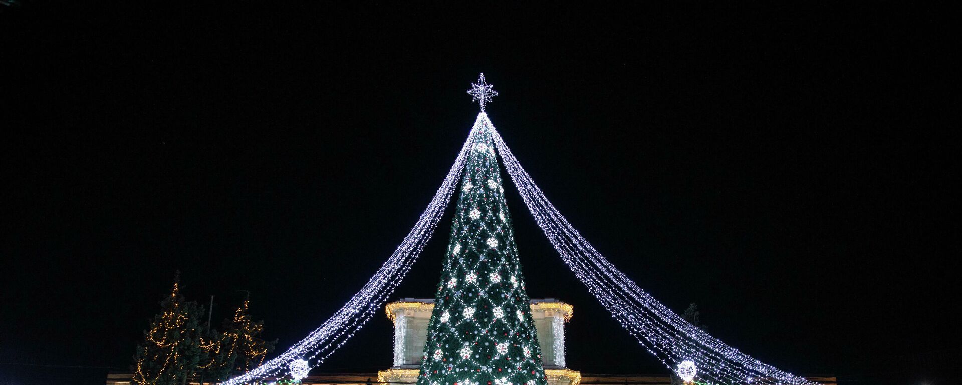 Как зажигали огни на главной новогодней елке Молдовы - Sputnik Молдова, 1920, 01.12.2021