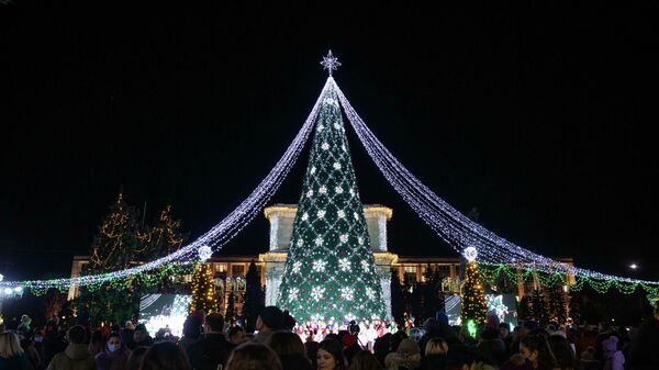 Как зажигали огни на главной новогодней елке Молдовы - Sputnik Молдова