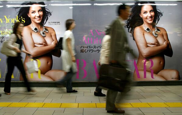 Постер с изображением голой беременной Бритни Спирс в метро Токио. - Sputnik Молдова