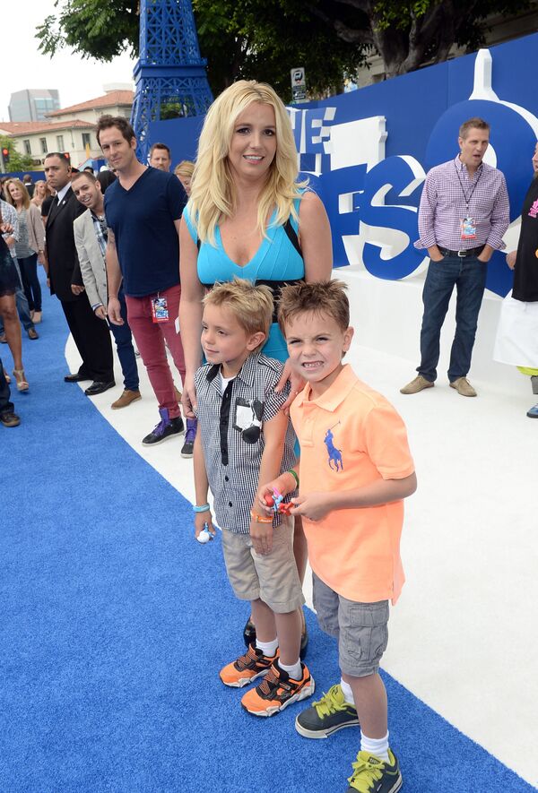 Бритни Спирс с сыновьями на премьере &quot;Смурфиков-2&quot; в Калифорнии. - Sputnik Молдова