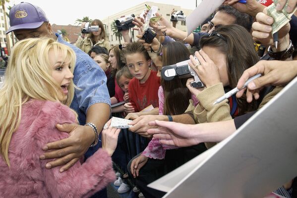 Певица Бритни Спирс с фанатами в Голливуде. - Sputnik Молдова